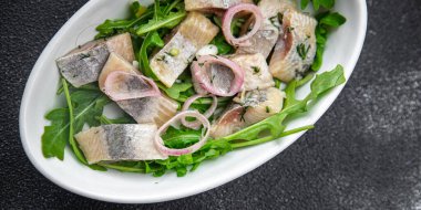 Masada taze ringa balığı dilimlenmiş yiyecek fotokopisi uzay yiyeceklerinin arka plan kırsal üst görünümü