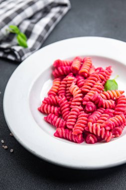 Pancar soslu makarna pancar, sebze, sebze, vejetaryen, atıştırmalık, vejetaryen yiyecekler masanın üstünde fotokopi, arka plan, kırsal alan manzarası.