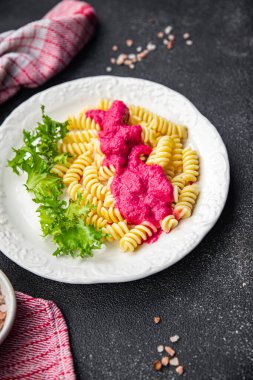 Pancar soslu makarna pancar, sebze, sebze, vejetaryen, atıştırmalık, vejetaryen yiyecekler masanın üstünde fotokopi, arka plan, kırsal alan manzarası.