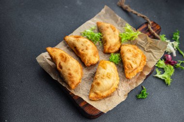 Empanada et turtası doldurulmuş yemek aperatifleri masa üzerinde fotokopi alanı arka plan yiyecek kırsal üst görünüm