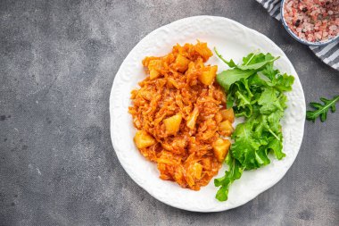 lahana yahnisi sebze yemeği abur cuburu masa üzerinde fotokopi alanı arka plan kırsal üst görünüm