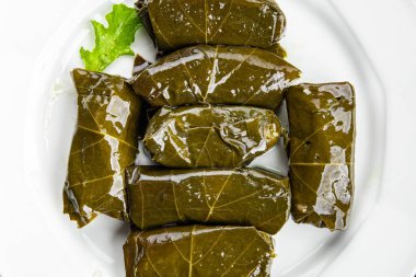 Dolma üzümlü yapraklar et yiyeceği abur cuburunu fotokopi masasına dolduruyor. Arka plan yiyecek kırsal manzarası.