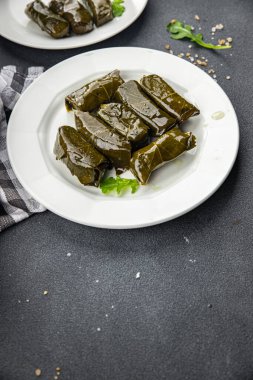 Dolma üzümlü yapraklar et yiyeceği abur cuburunu fotokopi masasına dolduruyor. Arka plan yiyecek kırsal manzarası.