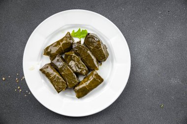 Dolma üzümlü yapraklar et yiyeceği abur cuburunu fotokopi masasına dolduruyor. Arka plan yiyecek kırsal manzarası.