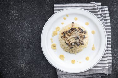 Mantarlı pilavlı risotto sosisli yemek aperatifi masanın üzerinde fotokopi uzayı yiyecek arka plan kırsal manzarası