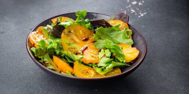 Domates salatası sarı meyve yeşili yaprak taze marul sağlıklı yemek atıştırmalıkları fotokopi masasında yer alan yiyecek arka plan kırsal manzarası  