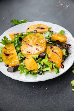 Domates salatası sarı meyve yeşili yaprak taze marul sağlıklı yemek atıştırmalıkları fotokopi masasında yer alan yiyecek arka plan kırsal manzarası  