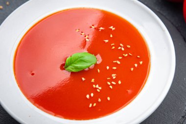 Gazpacho taze domates çorbası ilk tabak yemek atıştırmalığı fotokopi masasında yiyecek arka plan kırsal manzara 