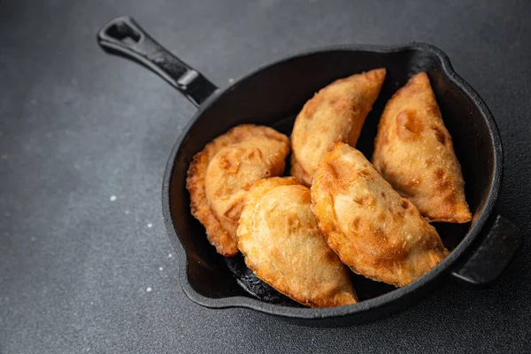 Empanada et turtası doldurulmuş yemek aperatifleri masa üzerinde fotokopi alanı arka plan yiyecek kırsal üst görünüm