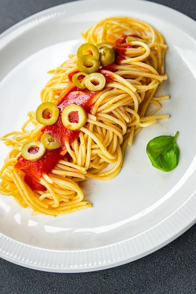 Espaguete Azeite Molho Tomate Azeitonas Verdes Refeição Comida Lanche Mesa — Fotografia de Stock