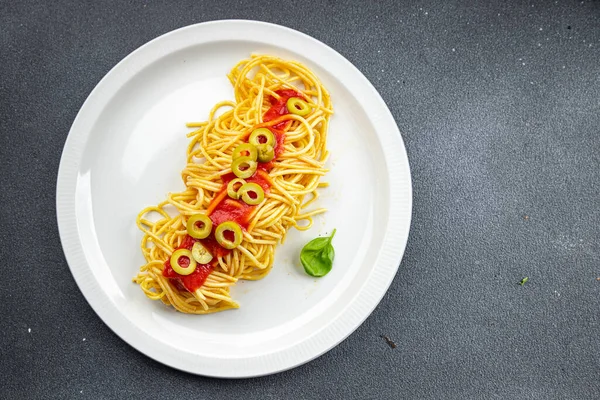 Spaghetti Salsa Pomodoro Olive Verdi Farina Cibo Snack Sulla Tavola — Foto Stock