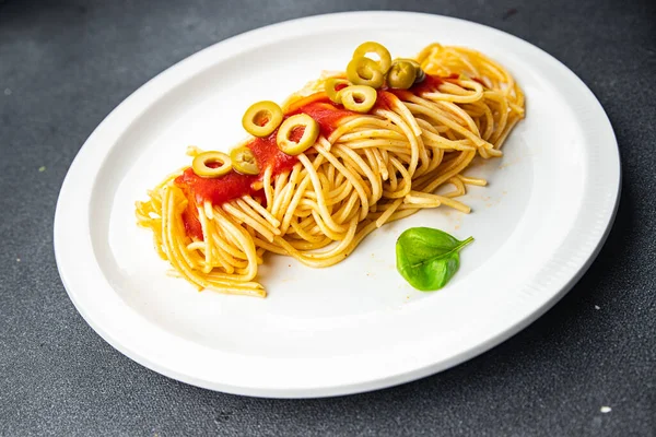 Спагетті Оливковий Томатний Соус Зелені Оливки Їжа Закуска Столі Копія — стокове фото