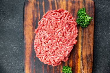 Pirzola taze et taze et, domuz eti, tavuk yemeği atıştırmalığı masanın üzerinde fotokopi alanı arka plan kırsal manzarası