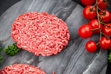 Pirzola taze et taze et, domuz eti, tavuk yemeği atıştırmalığı masanın üzerinde fotokopi alanı arka plan kırsal manzarası