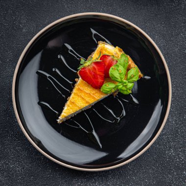 Cheesecake çilekleri, fesleğenli tatlı tatlı tatlı hamur yemeği masada atıştırmalıklar fotokopi uzay yiyecekleri arka plan kırsal üst görünüm