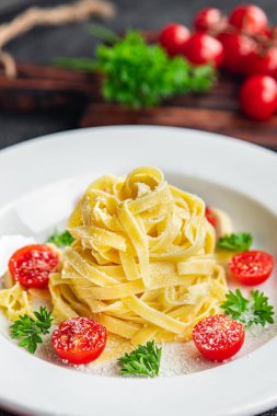 makarna domatesli tagliatelle ve parmesan peynirli yemek atıştırmalıkları masanın üzerinde fotokopi uzayı arka plan kırsal manzarası