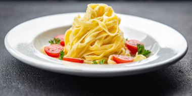 makarna domatesli tagliatelle ve parmesan peynirli yemek atıştırmalıkları masanın üzerinde fotokopi uzayı arka plan kırsal manzarası