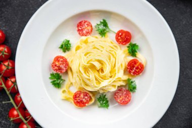 makarna domatesli tagliatelle ve parmesan peynirli yemek atıştırmalıkları masanın üzerinde fotokopi uzayı arka plan kırsal manzarası