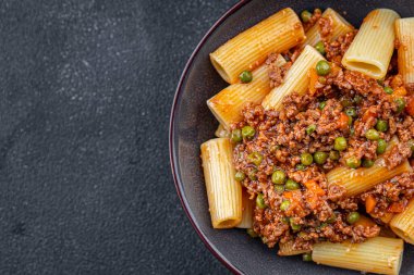 Bolonez makarna sosu kıyma et yemeği aperatifi masanın üzerinde fotokopi alanı arka plan kırsal manzarası