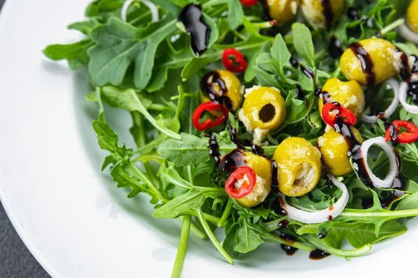 Olivensalat Scharfe Chilischote Grüne Mischung Salat Rucola Essen Snack Auf — Stockfoto