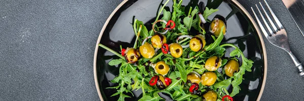 Оливковый Салат Горячий Перец Чили Зеленый Салат Смеси Руккола Еды — стоковое фото