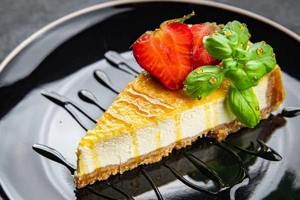 Cheesecake Çilekleri Fesleğenli Tatlı Tatlı Tatlı Hamur Yemeği Masada Atıştırmalıklar — Stok fotoğraf