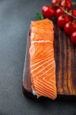 Taze somon balığı çiğ deniz mahsulü sağlıklı yemek atıştırmalıkları masanın üzerinde fotokopi uzayı arka planda kırsal manzaralı peskataryan diyeti