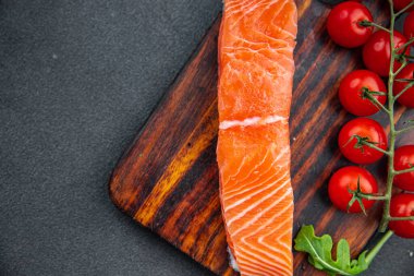 Taze somon balığı çiğ deniz mahsulü sağlıklı yemek atıştırmalıkları masanın üzerinde fotokopi uzayı arka planda kırsal manzaralı peskataryan diyeti