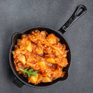 lahana güveci taze sebze yemeği atıştırmalığı masanın üzerinde fotokopi alanı arka plan kırsal manzarası