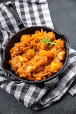 lahana güveci taze sebze yemeği atıştırmalığı masanın üzerinde fotokopi alanı arka plan kırsal manzarası