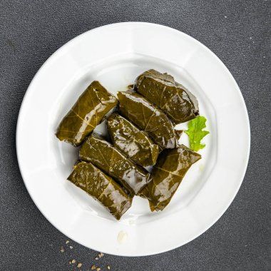 Üzüm yaprakları dolma dolma sağlıklı yemek aperatifleri masa üzerinde fotokopi alanı arka plan kırsal üst görünüm