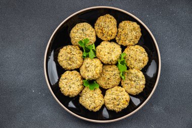 Falafel fasulyeli pirzola. Sebzeli yemek. Masanın üzerinde atıştırmalık.  