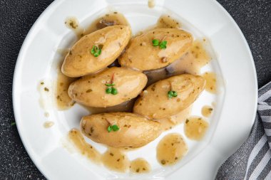 Quenelles mantar sosu yemek abur cuburu masa üzerinde fotokopi alanı arka plan kırsal üst görünüm