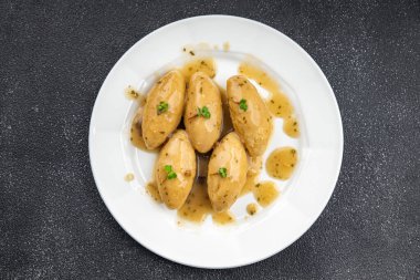 Quenelles mantar sosu yemek abur cuburu masa üzerinde fotokopi alanı arka plan kırsal üst görünüm