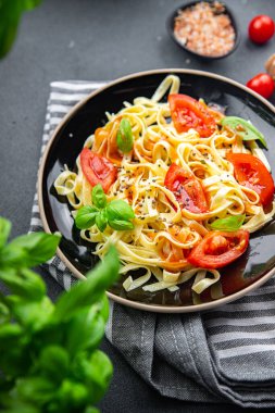 tagliatelle makarna taze domates yemek aperatifi masa üzerinde fotokopi uzay gıda arka plan kırsal vejetaryen veya vejetaryen gıda