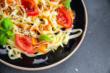 tagliatelle makarna taze domates yemek aperatifi masa üzerinde fotokopi uzay gıda arka plan kırsal vejetaryen veya vejetaryen gıda