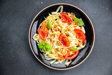 tagliatelle makarna taze domates yemek aperatifi masa üzerinde fotokopi uzay gıda arka plan kırsal vejetaryen veya vejetaryen gıda