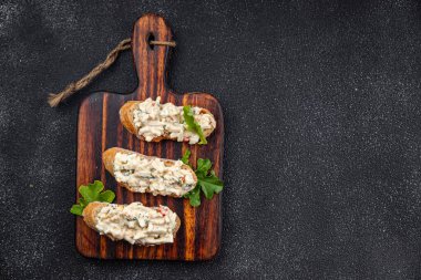 pate crab et veya yengeç çubuğu sağlıklı yemek abur cubur masanın üzerinde fotokopi uzay yiyecek arka plan kırsal üst görünüm