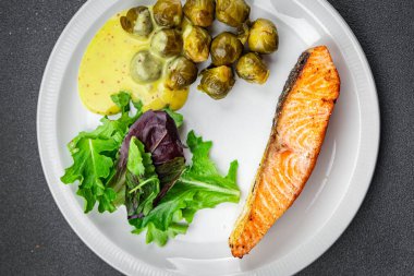 somon ve Brüksel lahanası ikinci tabak sağlıklı yemek atıştırmalıkları fotokopi masasında arka plan kırsal üst görüş keto veya paleo diyeti