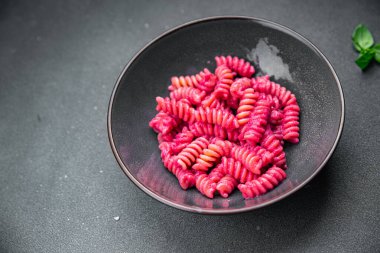 makarnalı fusilli sebze sosu pancar pancarı ikinci tabak taze yemek vejetaryen yemeği masada vejetaryen yemeği fotokopi uzayı arka plan manzarası