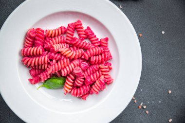 makarnalı fusilli sebze sosu pancar pancarı ikinci tabak taze yemek vejetaryen yemeği masada vejetaryen yemeği fotokopi uzayı arka plan manzarası