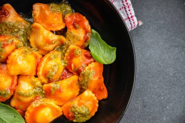 pesto soslu ravioli, et, domates sosu masada atıştırmalık.