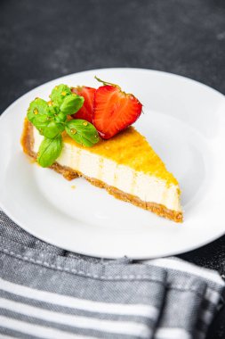 Cheesecake taze çilek dilimi, fesleğenli tatlı tatlı tatlı hamur işi atıştırmalık fotokopi masasında uzay yemeği arka plan kırsal manzarası