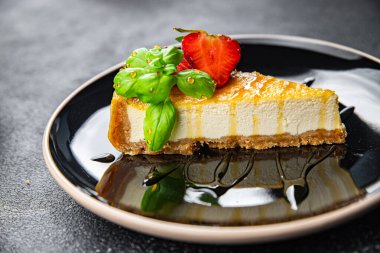 Cheesecake taze çilek dilimi, fesleğenli tatlı tatlı tatlı hamur işi atıştırmalık fotokopi masasında uzay yemeği arka plan kırsal manzarası