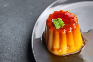 Tatlı tatlı karamelli turta. Yemek atıştırmalığı. Fotokopi masasında.