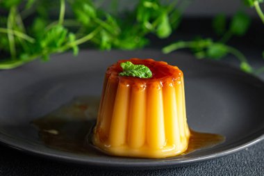 Tatlı tatlı karamelli turta. Yemek atıştırmalığı. Fotokopi masasında.