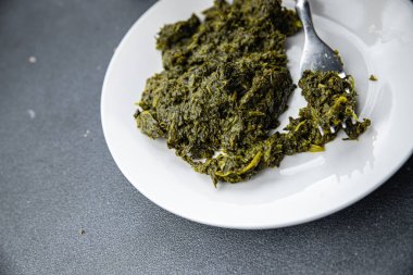 Masanın üzerinde ıspanak konservesi yemek atıştırmalığı. Arka plandaki uzay yiyeceklerinin fotokopisi.