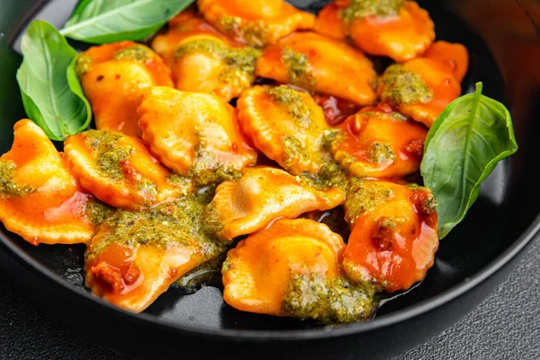 Saus Pesto Ravioli Daging Saus Tomat Makanan Ringan Atas Meja — Stok Foto