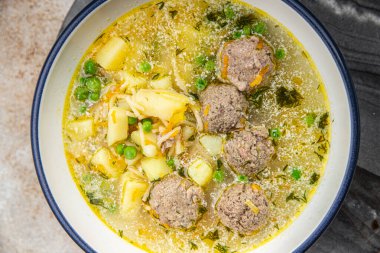 Köfte köftesi köfteleri ilk tabakta sebze, sağlıklı yemek, masada atıştırmalıklar fotokopi, arka plan kırsal üst görüş, keto veya paleo diyeti.