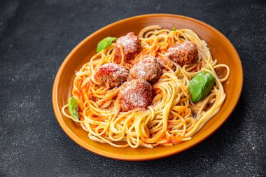 makarna köfteli spagetti domates sosu rendelenmiş parmesan peynirli yemek abur cuburu fotokopi masasında uzay yiyeceklerinin arka plan kırsal manzarası